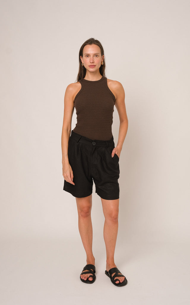 Regata tank top estilo nadador, marrom e alongada, com tecido texturizado de algodão sustentável