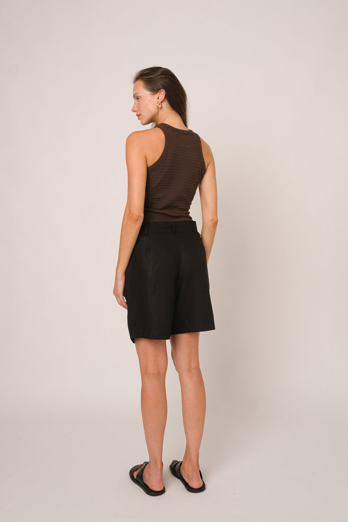 Regata tank top estilo nadador, marrom e alongada, com tecido texturizado de algodão sustentável