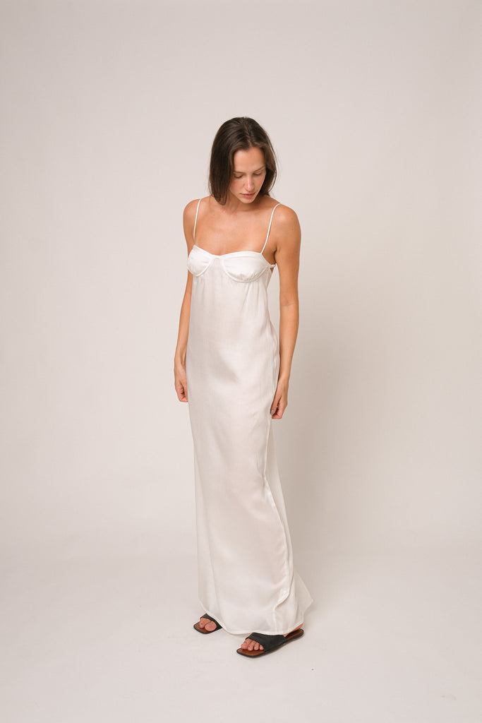 Vestido longo branco ou off white para reveillon e ano novo, com alças finas, busto estruturado e fenda nas costas. 