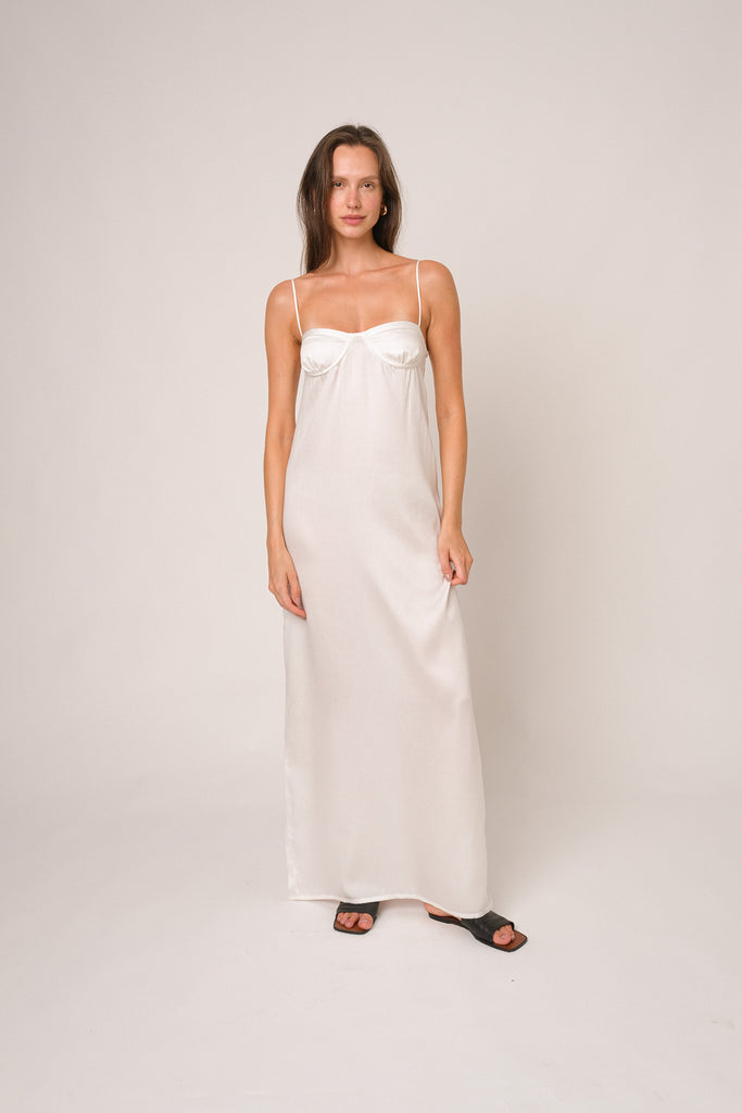 Vestido longo branco ou off white para reveillon e ano novo, com alças finas, busto estruturado e fenda nas costas. 