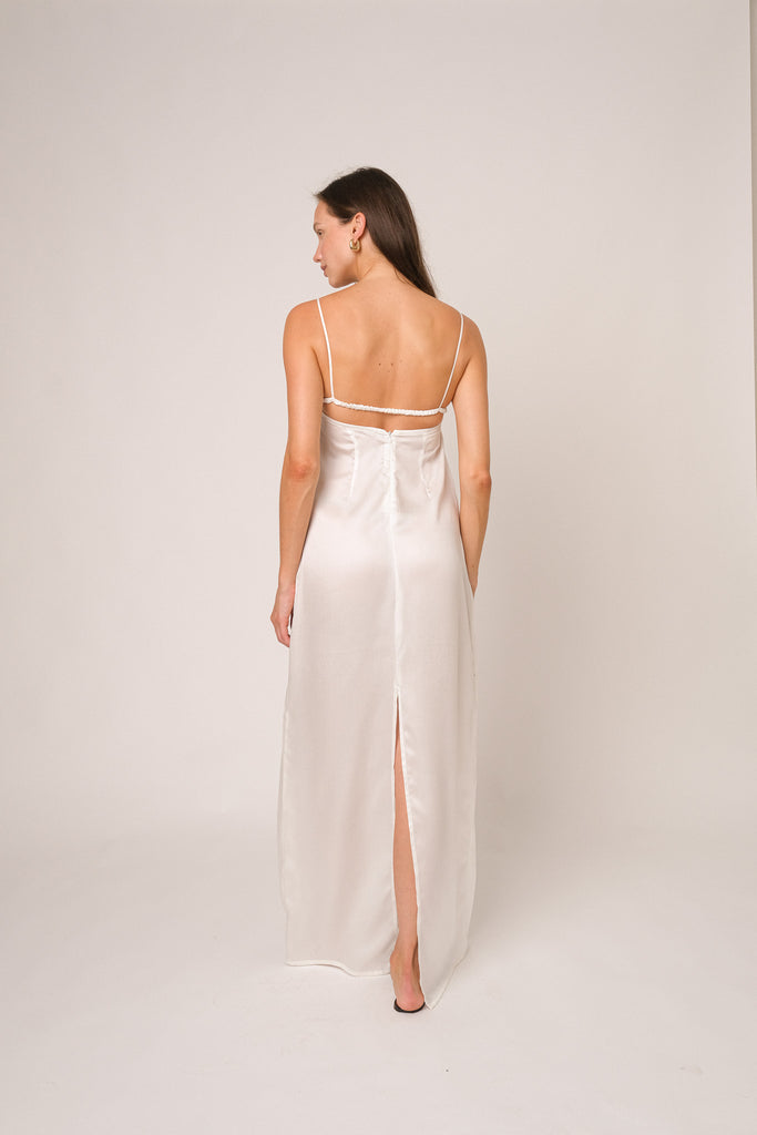 Vestido longo branco ou off white para reveillon e ano novo, com alças finas, busto estruturado e fenda nas costas. 