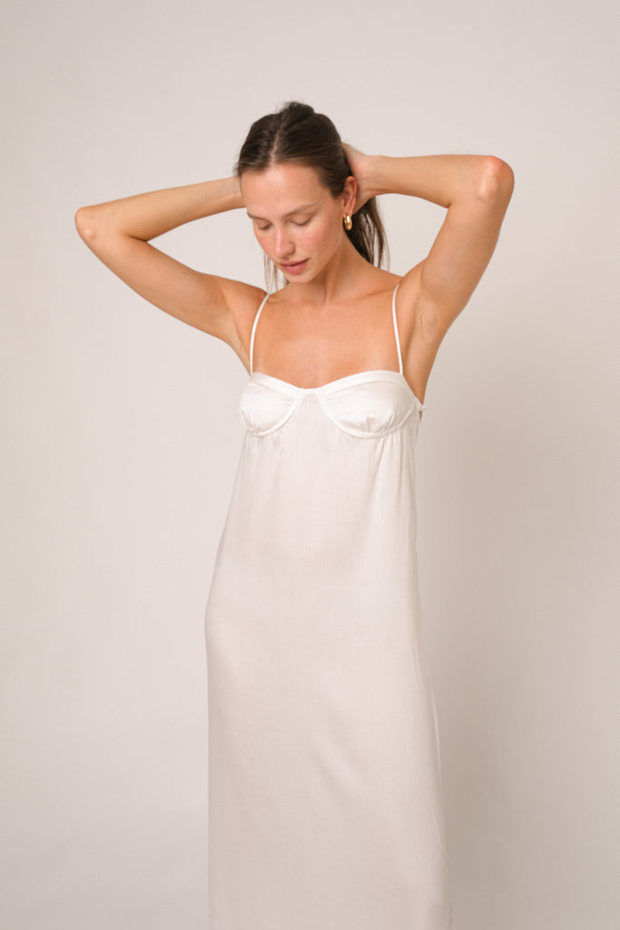 Vestido longo branco ou off white para reveillon e ano novo, com alças finas, busto estruturado e fenda nas costas. 